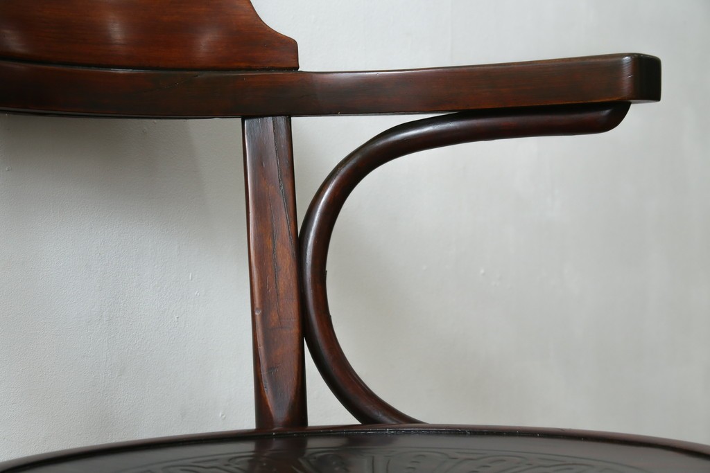 アンティーク家具　THONET(トーネット)　座面の意匠が目を引くベントウッドアームチェア　(R-090159)