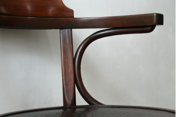 アンティーク家具　THONET(トーネット)　座面の意匠が目を引くベントウッドアームチェア　(R-090159)