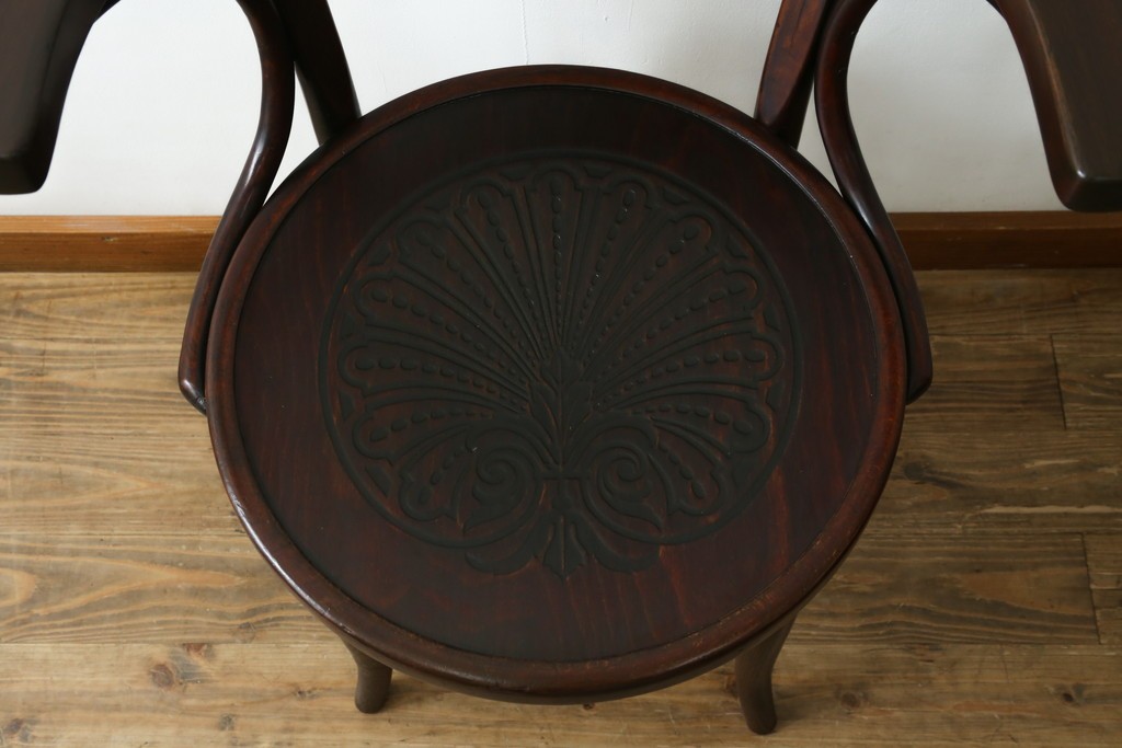 アンティーク家具　THONET(トーネット)　座面の意匠が目を引くベントウッドアームチェア　(R-090159)