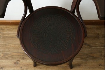 アンティーク家具　THONET(トーネット)　座面の意匠が目を引くベントウッドアームチェア　(R-090159)