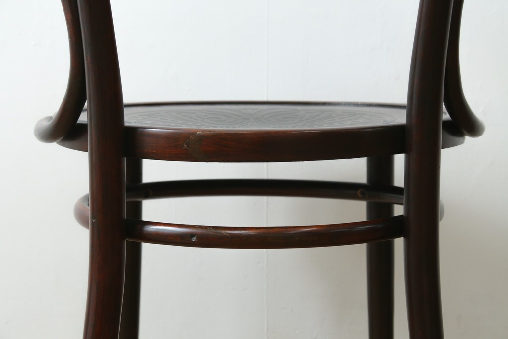アンティーク家具　THONET(トーネット)　座面の意匠が目を引くベントウッドアームチェア　(R-090159)