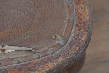 《張地の張り替え加工費込み》　イギリスアンティーク　オーク材　クラシカルな佇まいのアームチェア　(R-090160)