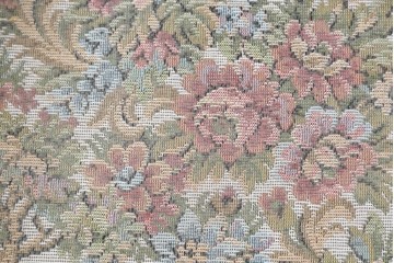 イギリスアンティーク　オーク材　花柄座面がやさしい華やぎを添えるアームチェア　(R-090161)