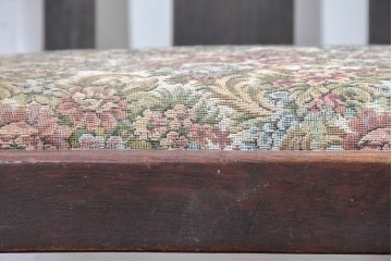 イギリスアンティーク　オーク材　花柄座面がやさしい華やぎを添えるアームチェア　(R-090161)