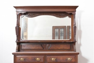 イギリスアンティーク　高級品　マホガニー材　優美な彫刻と大型ミラーが目を引くドレッシングチェスト　(R-090163)