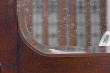 イギリスアンティーク　高級品　マホガニー材　優美な彫刻と大型ミラーが目を引くドレッシングチェスト　(R-090163)