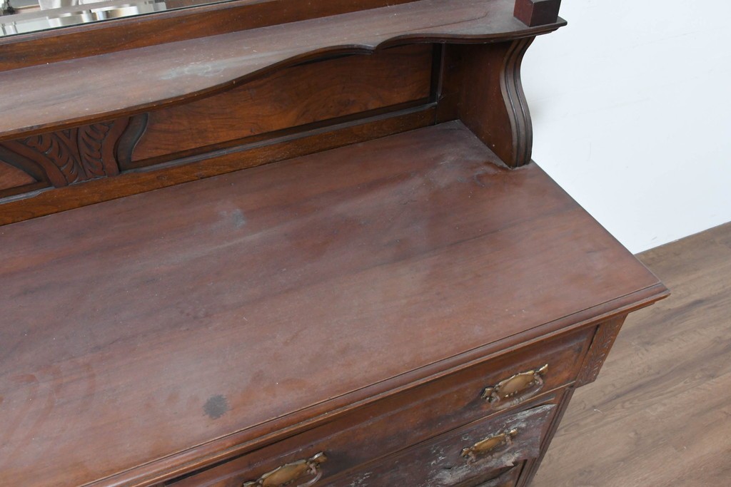 イギリスアンティーク　高級品　マホガニー材　優美な彫刻と大型ミラーが目を引くドレッシングチェスト　(R-090163)