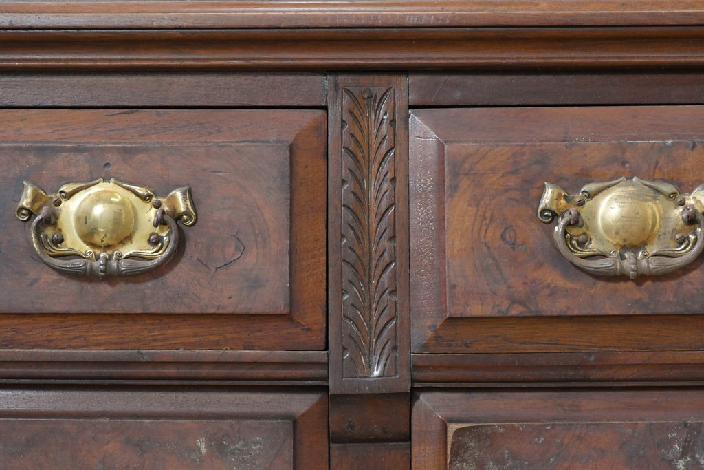 イギリスアンティーク　高級品　マホガニー材　優美な彫刻と大型ミラーが目を引くドレッシングチェスト　(R-090163)