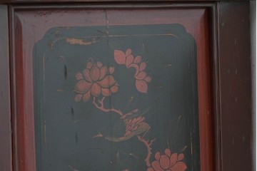 中国ヴィンテージ　アンティーク調　牡丹の意匠が華やかなローボード　(R-090166)