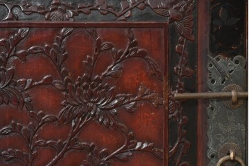 中国ヴィンテージ　アンティーク調　牡丹の意匠が華やかなローボード　(R-090166)