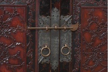 中国ヴィンテージ　アンティーク調　牡丹の意匠が華やかなローボード　(R-090166)