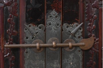 中国ヴィンテージ　アンティーク調　牡丹の意匠が華やかなローボード　(R-090166)