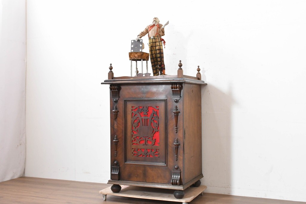  ヨーロッパアンティーク　1910年から1940年頃　激レア!　Clown Escamoteur(手品師のピエロ)　精巧なからくりと圧倒的な存在感が目を惹く大型オートマタ付きオルゴール(R-090168)