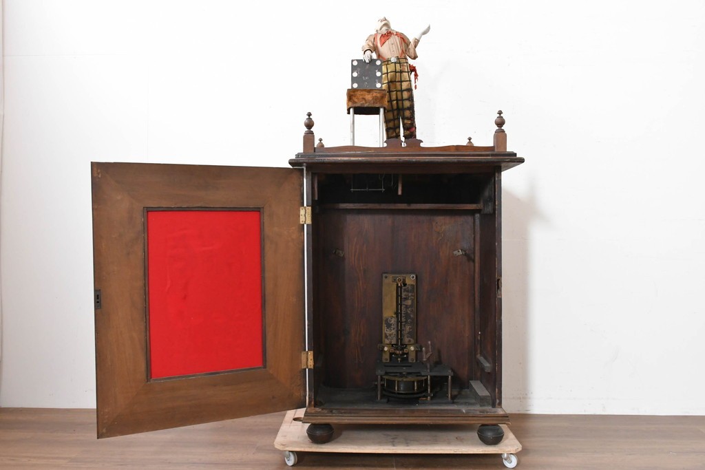  ヨーロッパアンティーク　1910年から1940年頃　激レア!　Clown Escamoteur(手品師のピエロ)　精巧なからくりと圧倒的な存在感が目を惹く大型オートマタ付きオルゴール(R-090168)