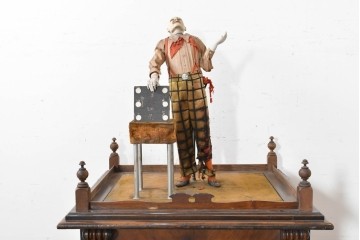  ヨーロッパアンティーク　1910年から1940年頃　激レア!　Clown Escamoteur(手品師のピエロ)　精巧なからくりと圧倒的な存在感が目を惹く大型オートマタ付きオルゴール(R-090168)