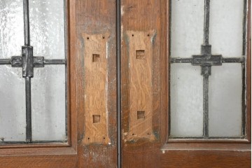 アンティーク建具　1920年から1930年頃　オーク材　ひし形意匠のステンドグラス入りドア 2枚(1対) セット　(R-090169)