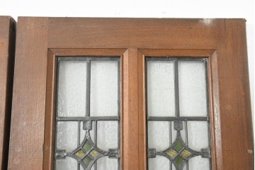 アンティーク建具　1920年から1930年頃　オーク材　ひし形意匠のステンドグラス入りドア2枚(1対)セット　(R-090170)