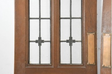 アンティーク建具　1920年から1930年頃　オーク材　ひし形意匠のステンドグラス入りドア2枚(1対)セット　(R-090170)