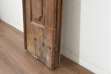 アンティーク建具　1940年頃　モロッコ　プリミティブな木味と鉄金具が魅力の折れ戸1枚　(R-090171)