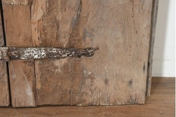 アンティーク建具　1940年頃　モロッコ　プリミティブな木味と鉄金具が魅力の折れ戸1枚　(R-090171)