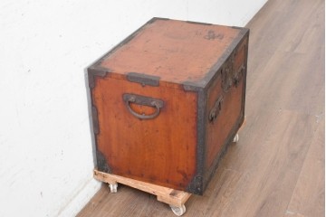 和製アンティーク　明治期　完全オリジナル品　総欅(ケヤキ)材　重厚な金具と力強い杢目が風格を醸し出す酒田船箪笥　(R-090173)
