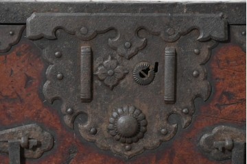 和製アンティーク　明治期　完全オリジナル品　総欅(ケヤキ)材　重厚な金具と力強い杢目が風格を醸し出す酒田船箪笥　(R-090173)
