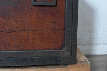 和製アンティーク　明治期　完全オリジナル品　総欅(ケヤキ)材　重厚な金具と力強い杢目が風格を醸し出す酒田船箪笥　(R-090173)