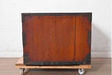 和製アンティーク　明治期　完全オリジナル品　総欅(ケヤキ)材　重厚な金具と力強い杢目が風格を醸し出す酒田船箪笥　(R-090173)