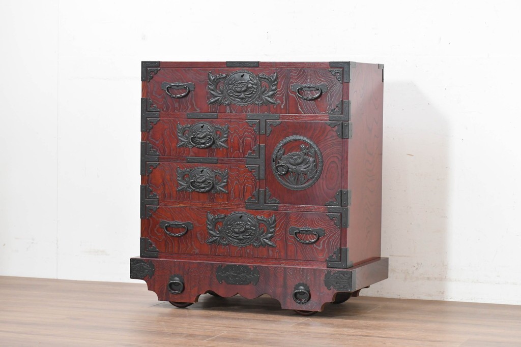 中古　美品　欅産業　仙台民芸箪笥(仙台箪笥)　漆塗り　牡丹金具が華やかな中型車箪笥　(R-090178)