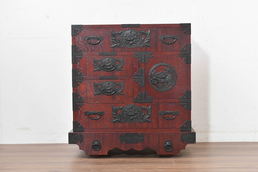 中古　美品　欅産業　仙台民芸箪笥(仙台箪笥)　漆塗り　牡丹金具が華やかな中型車箪笥　(R-090178)