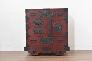 中古　美品　欅産業　仙台民芸箪笥(仙台箪笥)　漆塗り　牡丹金具が華やかな中型車箪笥　(R-090178)