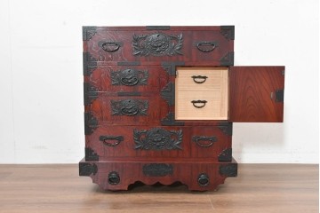 中古　美品　欅産業　仙台民芸箪笥(仙台箪笥)　漆塗り　牡丹金具が華やかな中型車箪笥　(R-090178)