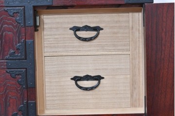 中古　美品　欅産業　仙台民芸箪笥(仙台箪笥)　漆塗り　牡丹金具が華やかな中型車箪笥　(R-090178)