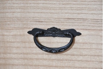 中古　美品　欅産業　仙台民芸箪笥(仙台箪笥)　漆塗り　牡丹金具が華やかな中型車箪笥　(R-090178)