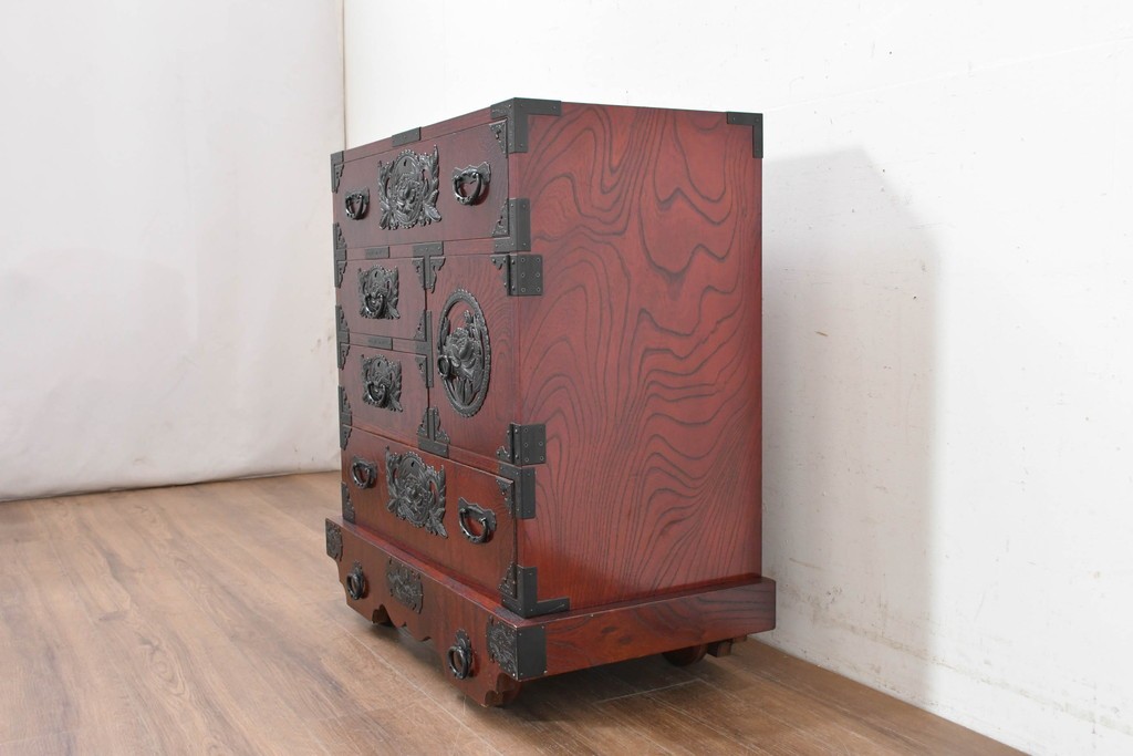 中古　美品　欅産業　仙台民芸箪笥(仙台箪笥)　漆塗り　牡丹金具が華やかな中型車箪笥　(R-090178)