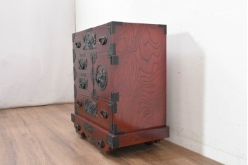 中古　美品　欅産業　仙台民芸箪笥(仙台箪笥)　漆塗り　牡丹金具が華やかな中型車箪笥　(R-090178)