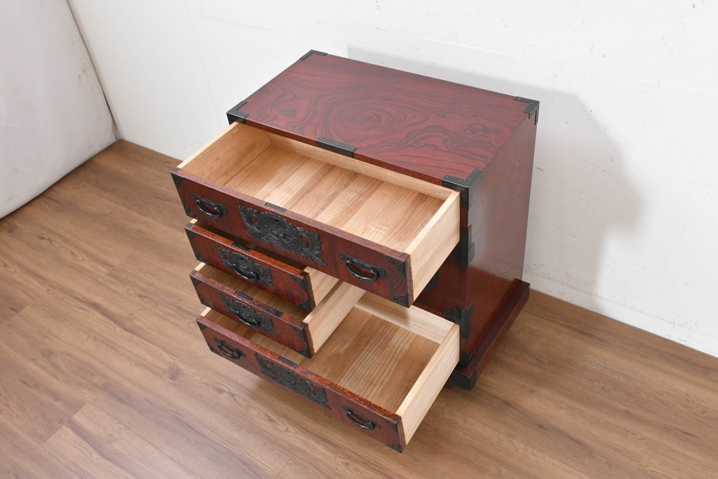 中古　美品　欅産業　仙台民芸箪笥(仙台箪笥)　漆塗り　牡丹金具が華やかな中型車箪笥　(R-090178)