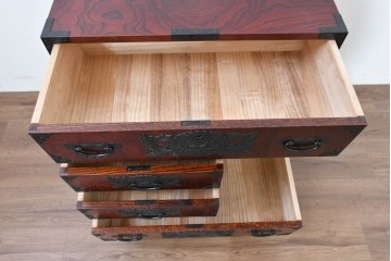 中古　美品　欅産業　仙台民芸箪笥(仙台箪笥)　漆塗り　牡丹金具が華やかな中型車箪笥　(R-090178)