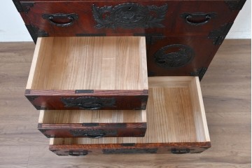 中古　美品　欅産業　仙台民芸箪笥(仙台箪笥)　漆塗り　牡丹金具が華やかな中型車箪笥　(R-090178)
