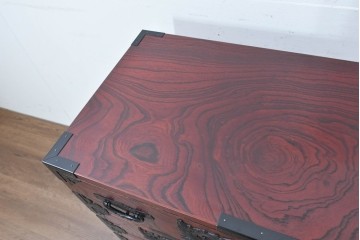 中古　美品　欅産業　仙台民芸箪笥(仙台箪笥)　漆塗り　牡丹金具が華やかな中型車箪笥　(R-090178)