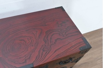 中古　美品　欅産業　仙台民芸箪笥(仙台箪笥)　漆塗り　牡丹金具が華やかな中型車箪笥　(R-090178)