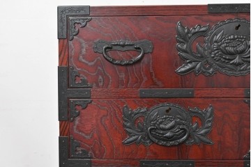 中古　美品　欅産業　仙台民芸箪笥(仙台箪笥)　漆塗り　牡丹金具が華やかな中型車箪笥　(R-090178)