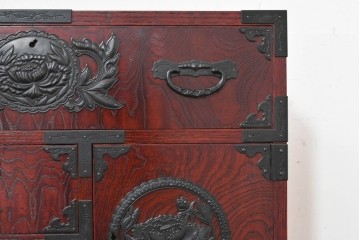 中古　美品　欅産業　仙台民芸箪笥(仙台箪笥)　漆塗り　牡丹金具が華やかな中型車箪笥　(R-090178)