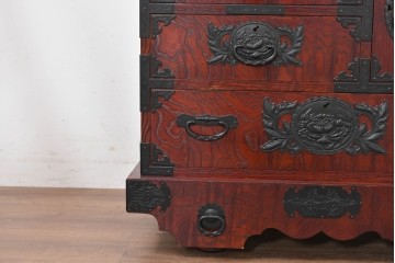 中古　美品　欅産業　仙台民芸箪笥(仙台箪笥)　漆塗り　牡丹金具が華やかな中型車箪笥　(R-090178)