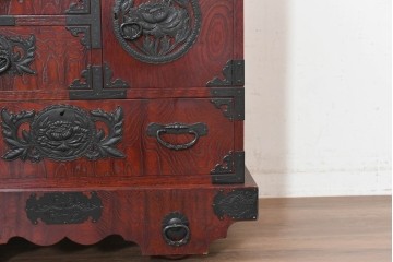 中古　美品　欅産業　仙台民芸箪笥(仙台箪笥)　漆塗り　牡丹金具が華やかな中型車箪笥　(R-090178)