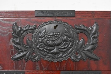 中古　美品　欅産業　仙台民芸箪笥(仙台箪笥)　漆塗り　牡丹金具が華やかな中型車箪笥　(R-090178)