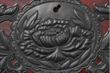 中古　美品　欅産業　仙台民芸箪笥(仙台箪笥)　漆塗り　牡丹金具が華やかな中型車箪笥　(R-090178)