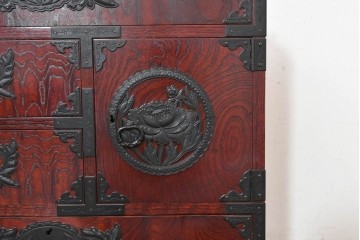 中古　美品　欅産業　仙台民芸箪笥(仙台箪笥)　漆塗り　牡丹金具が華やかな中型車箪笥　(R-090178)