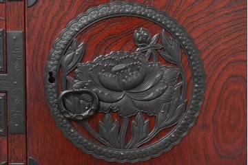 中古　美品　欅産業　仙台民芸箪笥(仙台箪笥)　漆塗り　牡丹金具が華やかな中型車箪笥　(R-090178)