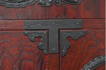 中古　美品　欅産業　仙台民芸箪笥(仙台箪笥)　漆塗り　牡丹金具が華やかな中型車箪笥　(R-090178)